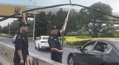 光纜因大雨脫落 民警托舉一小時