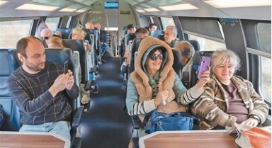 匈塞鐵路塞爾維亞段發(fā)出首趟客運專列