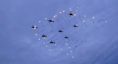 超慢鏡頭看直升機釋放干擾彈瞬間